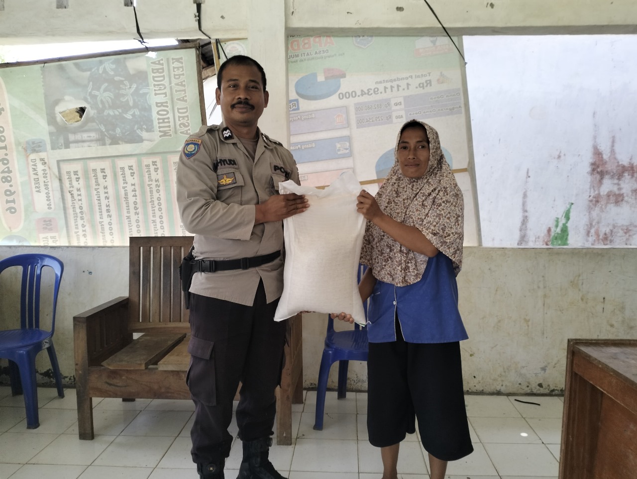 Selasa Berbagi, Polsek Padang Guci Hulu Bagikan Sembako Berupa Bahan Pokok Kepada Warga Yang Membutuhkan 