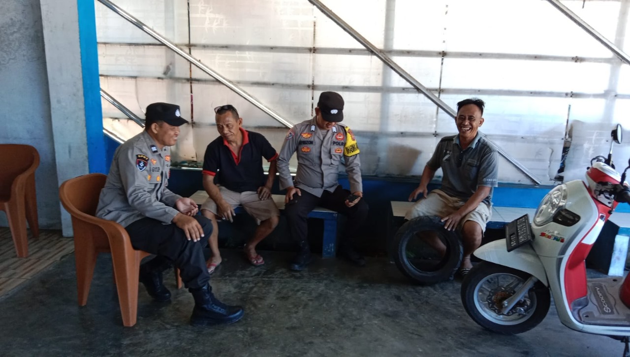 Patroli Kamtibmas, Polsek Kaur Selatan Sambangi Bengkel Mobil di Desa Suka Bnadung