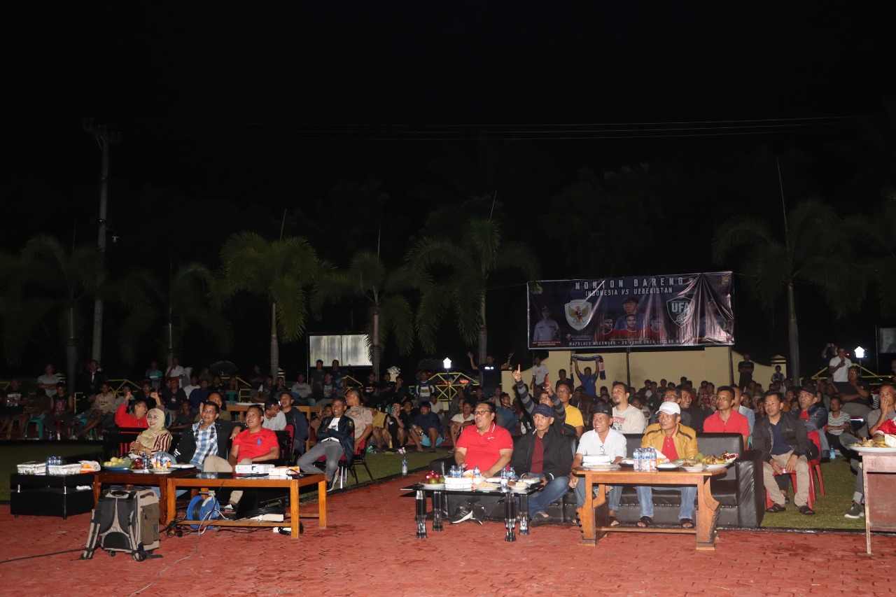 Polres Mukomuko Antusias Bersama Warganya Dukung Timnas Indonesia