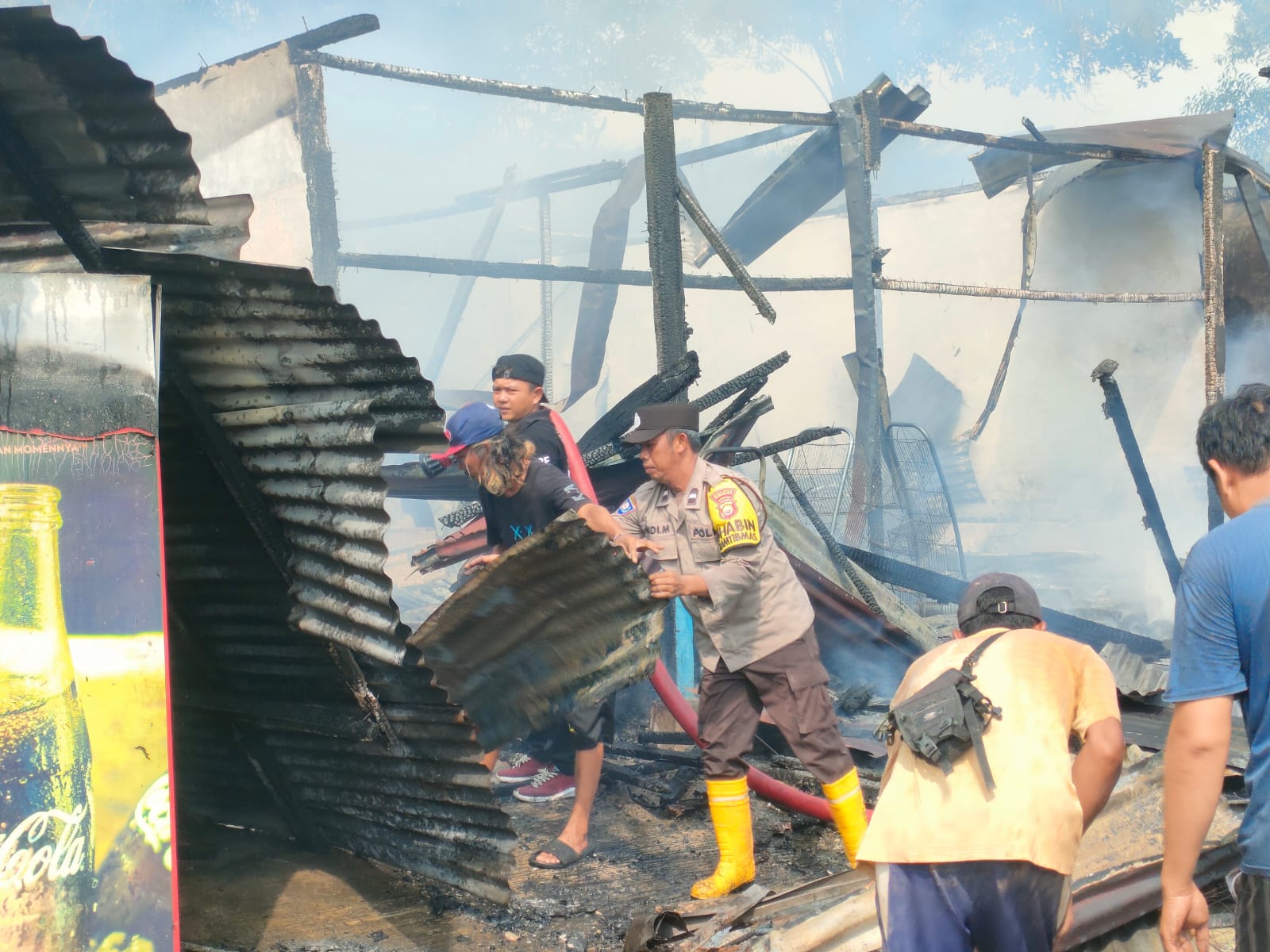 Lima Ruko Terbakar, Polisi Bantu Warga Padamkan Api dan Atur Arus Lalulintas