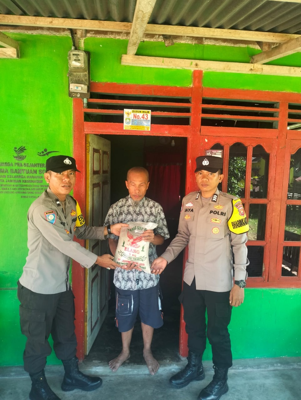 Bhabinkamtibmas, Laksanakan Selasa Berbagi Beripa Sembako Kepada Warga Kurang Mampu 