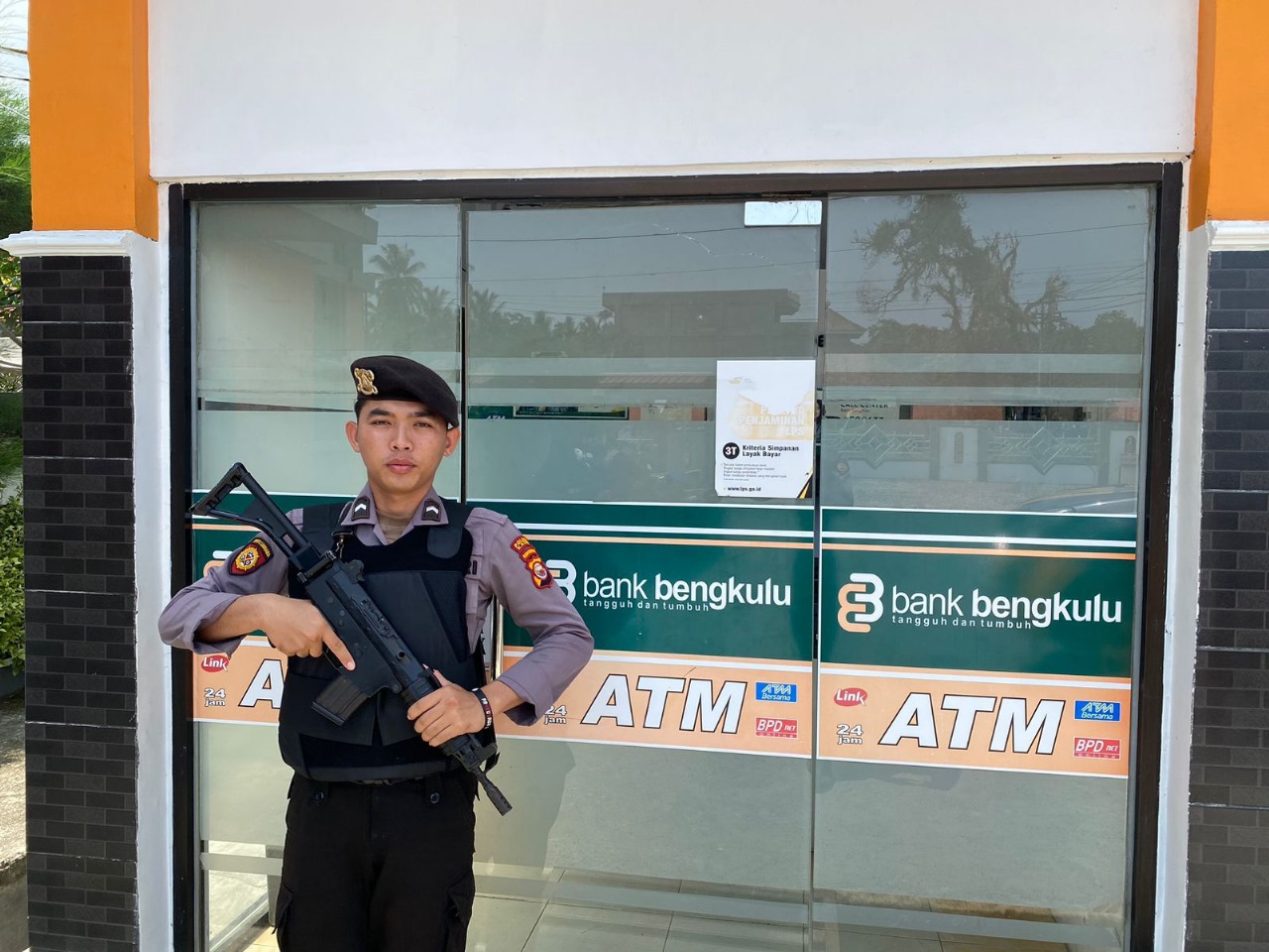 Patroli Rutin, Personel Sat Samapta Polres Kaur Lakukan Pengecekan Obyek Vital ATM 