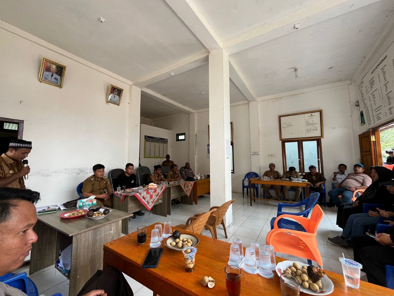 Bhabinkamtibmas Hadiri Sosialisasi Pelakasanaan Penanganan Kemiskinan Ekstrim di Desa Bukit Makmur