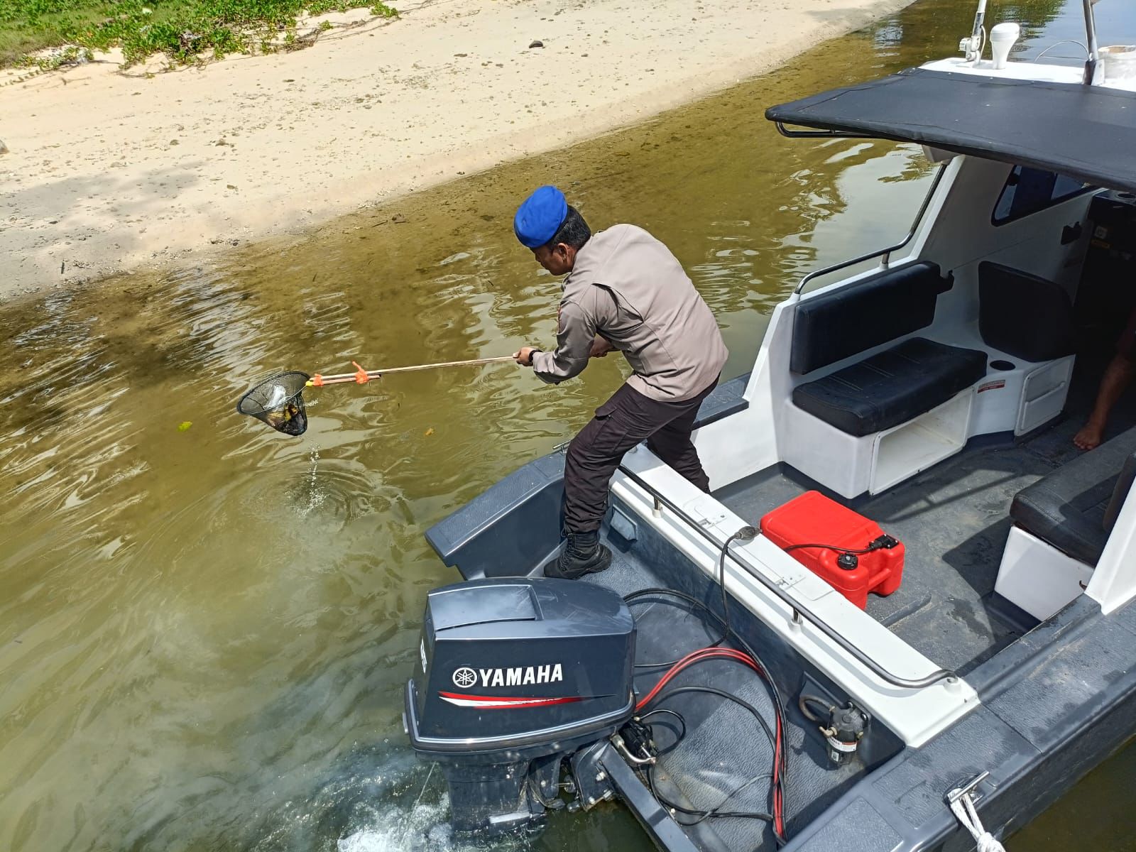 Satpolairud Polres Kaur Bersihkan Sampah di Sungai Benteng
