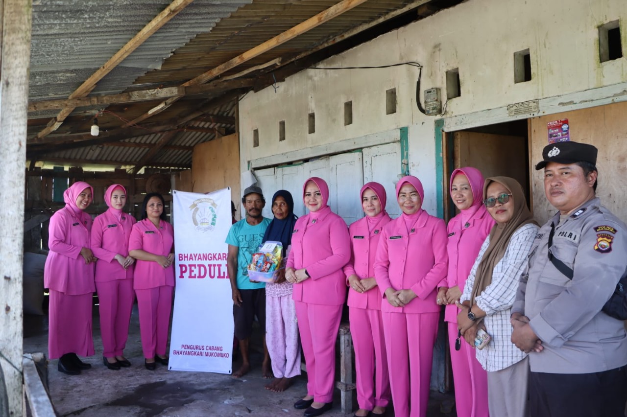 Bhayangkari Cabang Mukomuko Berikan Bnatuan Kemanusian kepada Warga Kurang Mampu 