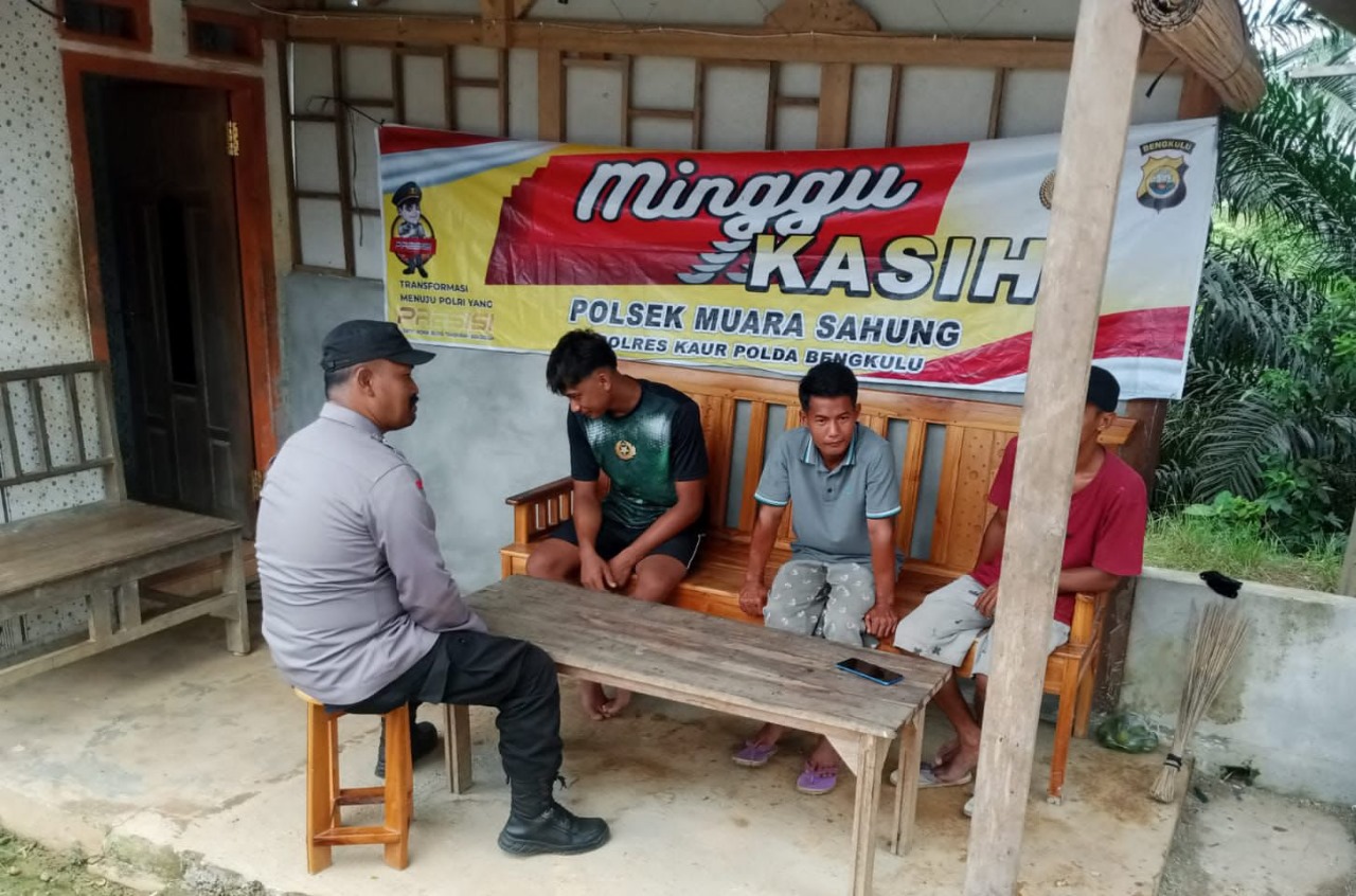 Jalin Komunikasi Bersama Warga Terkait Kamtibmas, Polsek Muara Sahung Minggu Kasih di Desa Muara Sahung 
