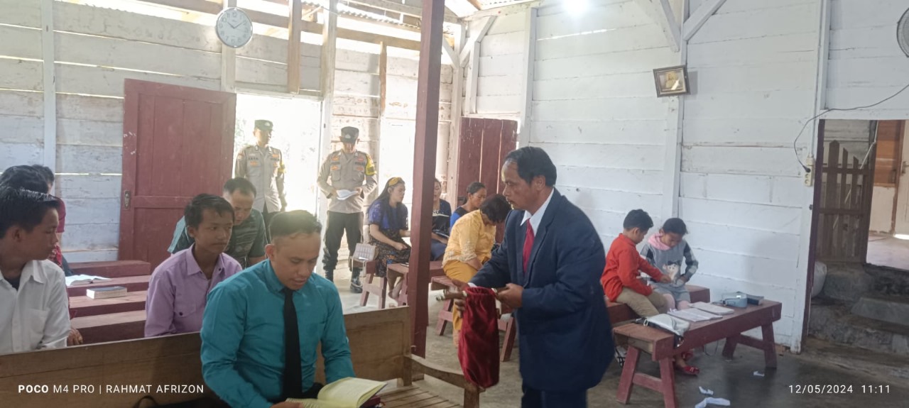 Polsek Kaur Selatan Monitoring Kegiatan dan Pengamanan Ibadah Gereja Umat Kristiani di Postel HKBP Pondok Pusaka 