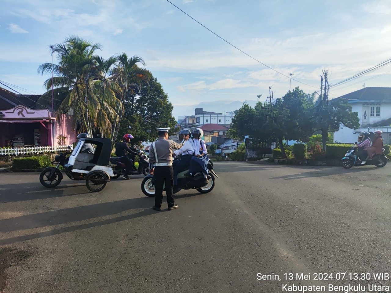 Antisipasi Gangguan Kamselticarlantas, Satlantas Polres BU Gatur Lalin di Titik Kerawanan
