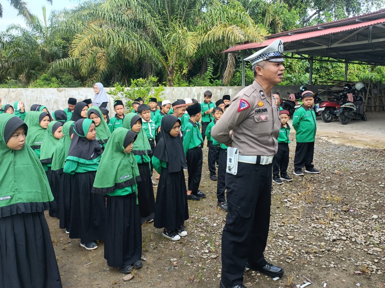 Tanamkan Sikap Disiplin Sejak Usia Dini, Satlantas Polres Mukomuko Berikan Pelatihan dan Pembinaan Pelajar SD IT AL Hafidz