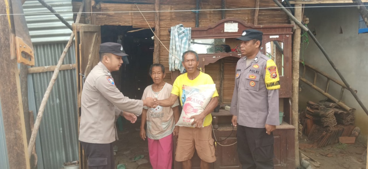 Ringankan Beban Warga Kurang Mampu, Polsek Kaur Tengah Bagikan Bantuan Sembako Beras 