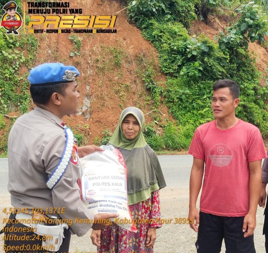 Warga Desa Tanjung Aur Terima Bnatuan Sembako Dari Polsek Tanjung Kemuning 