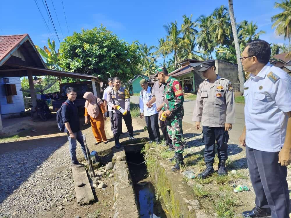 Cegah Penyebaran DBD, Personel Polsek Teras Terunjam bersama TNI dan Unsur Tripika Lakukan Penaburan Bubuk Abate pada Saluran serta Genangan Air 