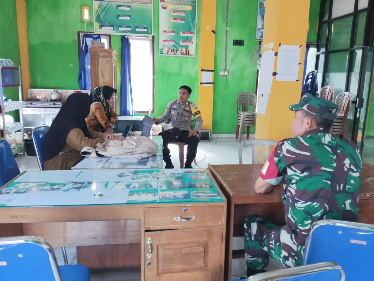 Jalin Sinergitas, Bhabinkamtibmas Sambangi Pemdes Duduk Bersama Ciptakan Kamtibmas yang Kondusif   