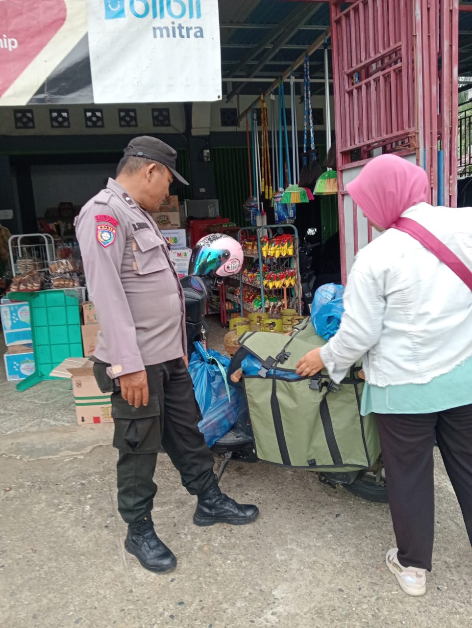 Bhabinkamtibmas Polsek Pino Raya  Sambang Pedagang Monitoring Perkembangan Harga Sembako  dan Harga Elpiji 