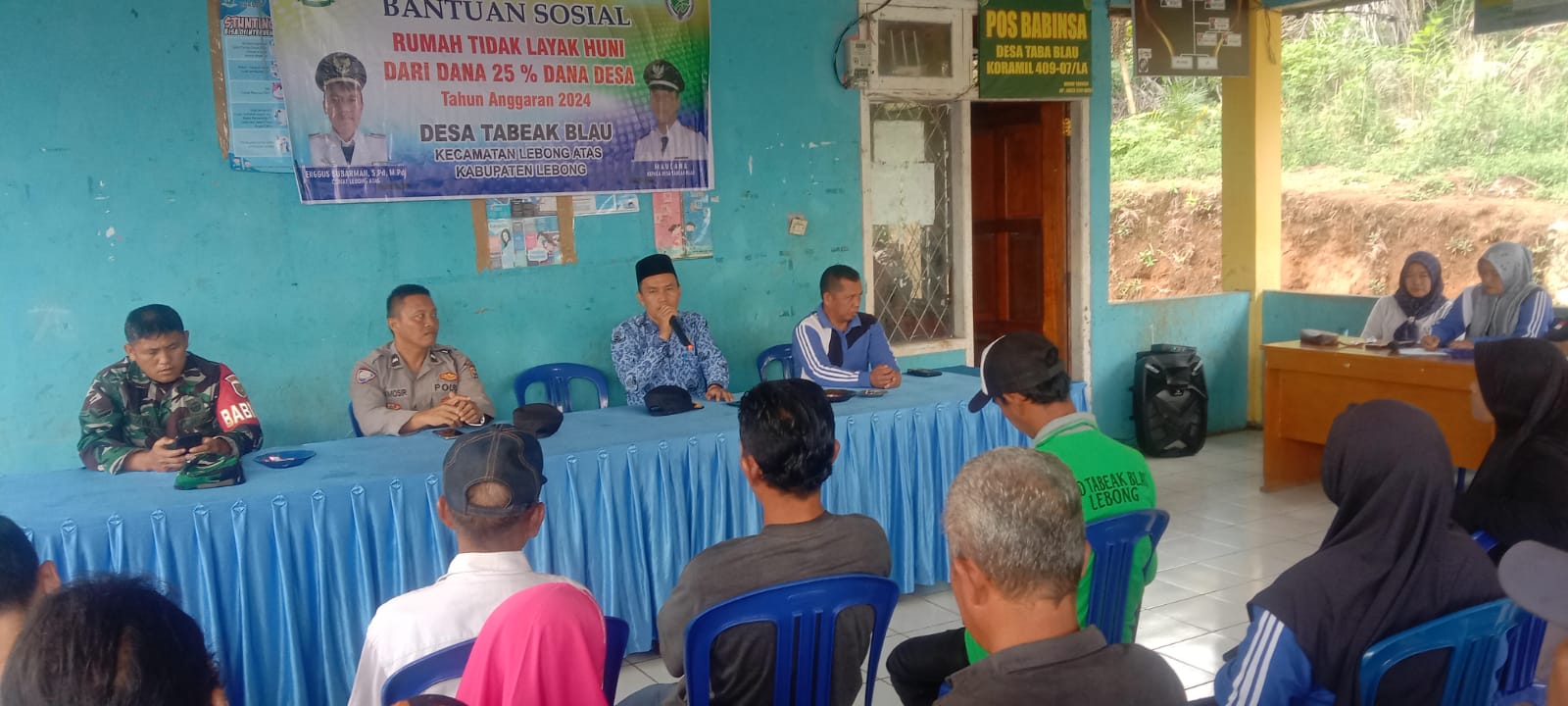 Kanit Binmas Polsek Lebong Atas Hadiri Pembagian Bansos untuk Rumah Tidak Layak Huni di Desa Tabeak Blau