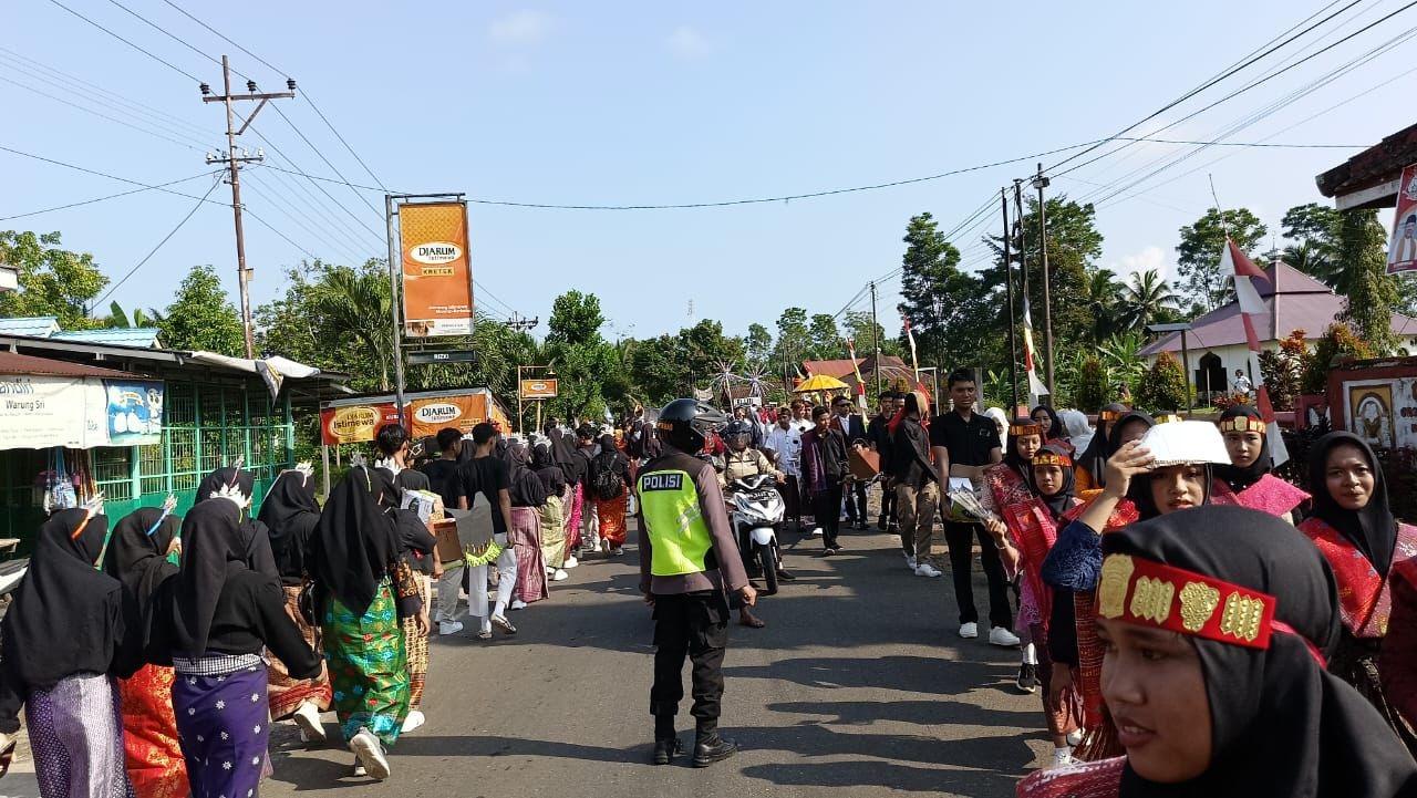 Polsek Padang Jaya Melaksanakan PAM dan Pengawalan Giat Pawai Adat P5 SMAN 08 Bengkulu Utara 