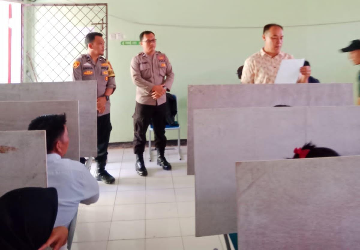 Personel Polres Lebong Monitoring Tes Tertulis Calon PPS di Kecamatan Topos