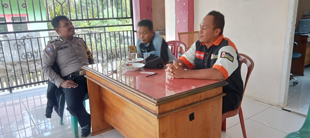 Bhabinkamtibmas Sambangi Warga dan Aparatur Desa Pino Baru, Sampaikan Imbauan Kamtibmas  