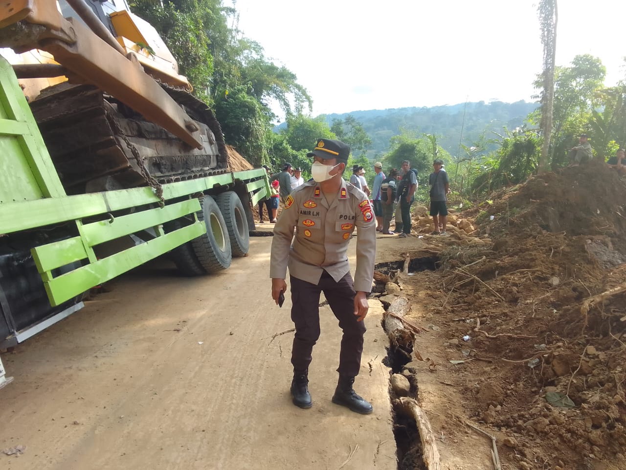 Truk Tronton Terjebak Berhasil Dievakuasi, Polisi Pasang Police Line, Jalan Ditutup Total