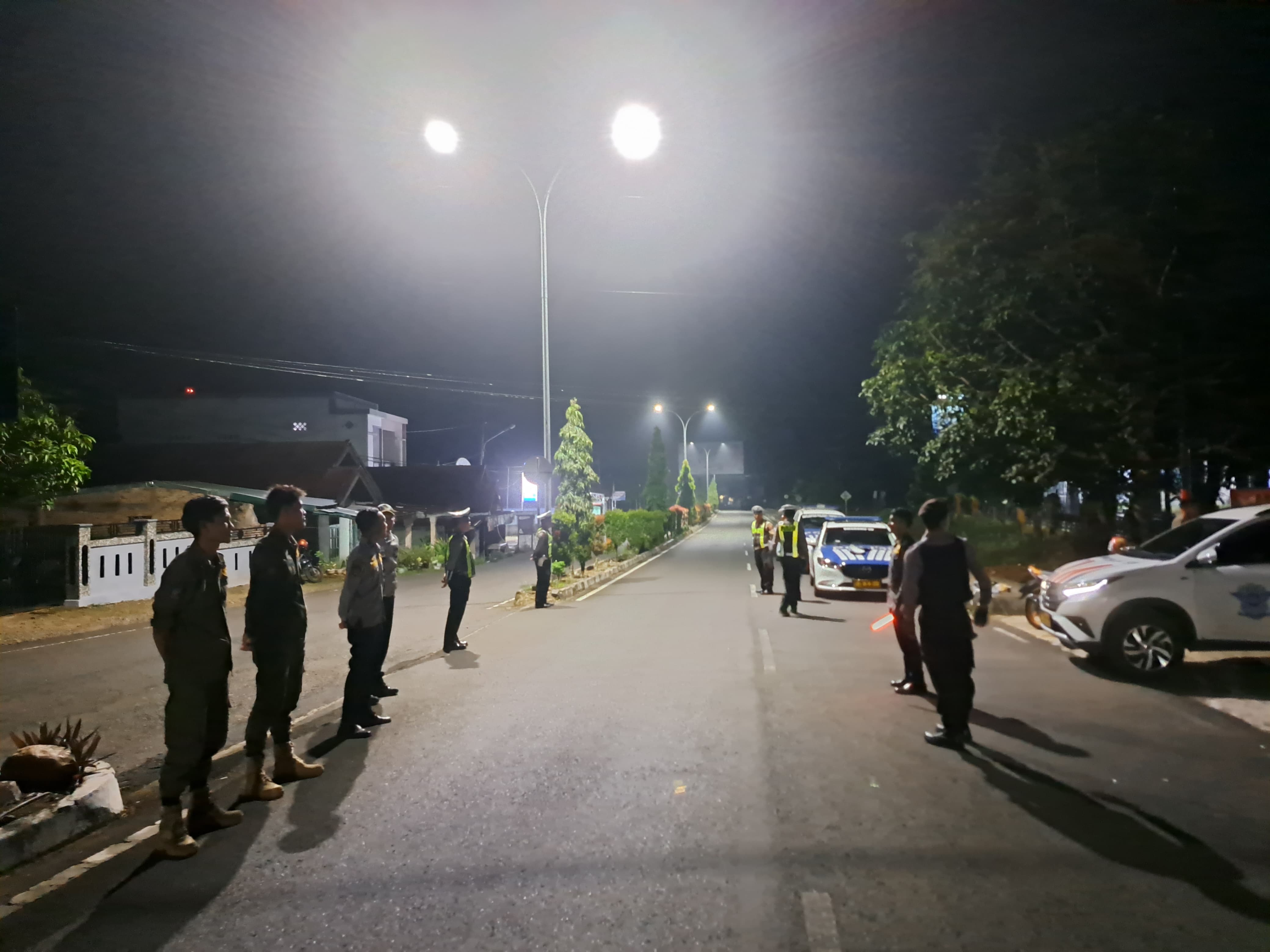 Personel Polres Lebong Pantau Hauling Batu Bara