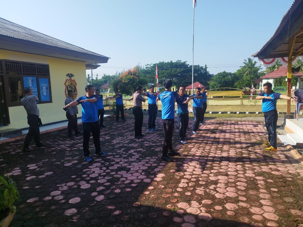 Personel Polsek Maje Laksanakan Olahraga Bersama Untuk Meningkatkan Kesehatan dan Kekompakan 