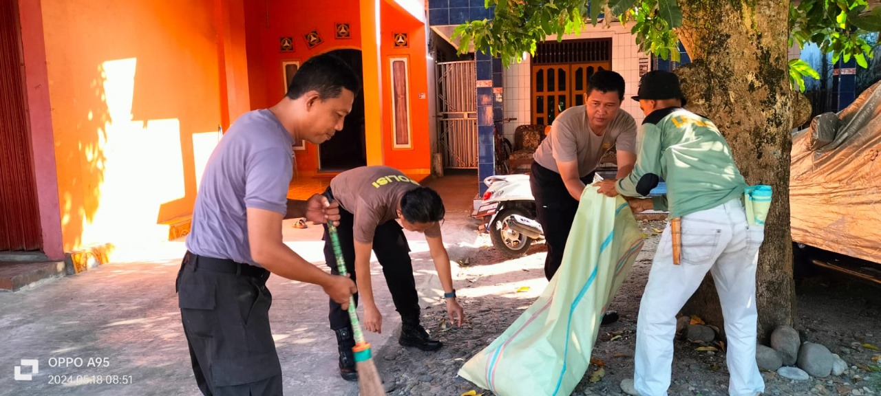 Bhakti Lingkungan, Polsek Kaur Selatan Bersama Pemdes Kepala Pasar Melaksanakan Gotong Royong 