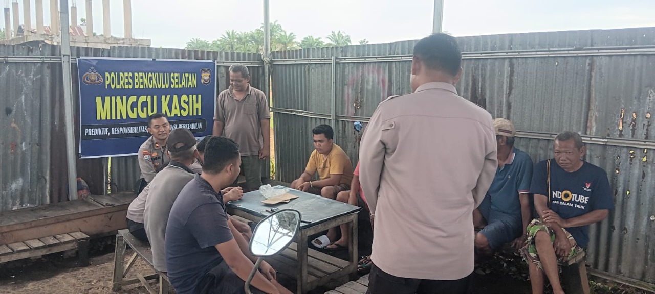 Minggu Kasih, Kapolres Bersama Kasat Binmas Dengarkan Aspirasi Warga Desa Tebat Kubu   