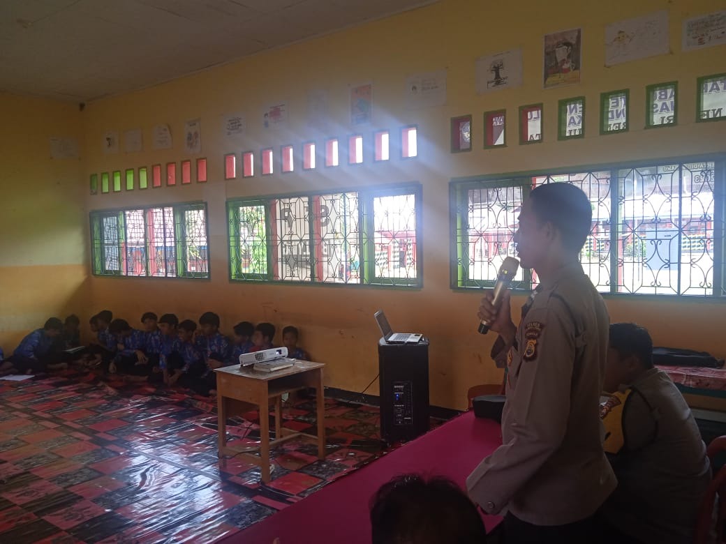 Cegah Kenakalan Siswa Sekolah, Satbinmas Polres Bengkulu Utara Lakukan Sosialisasi