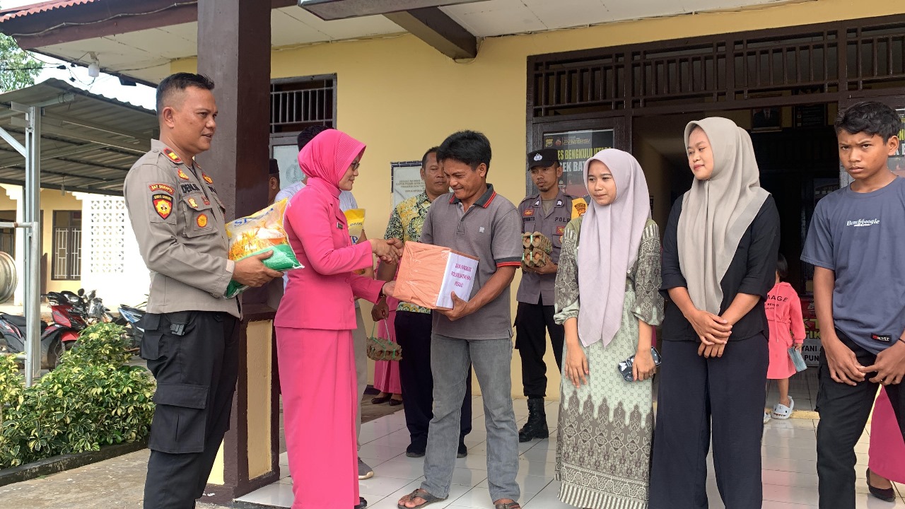 Bhayangkari Polsek Batiknau Peduli, Bagikan Bantuan kepada Warga Kurang Mampu 