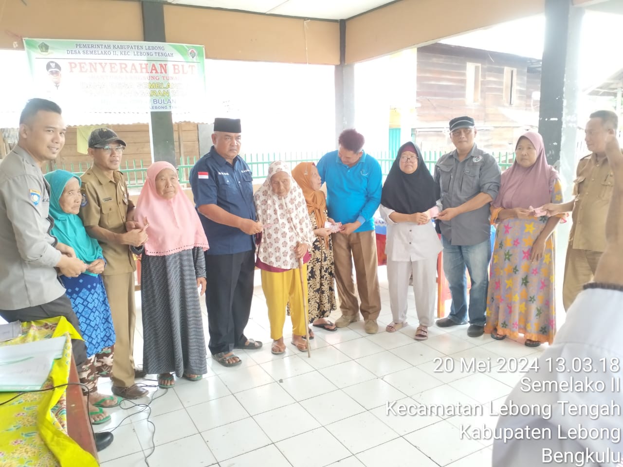 Bhabinkamtibmas Polsek Lebong Tengah Hadiri Penyaluran BLT DD di Desa Semelako II
