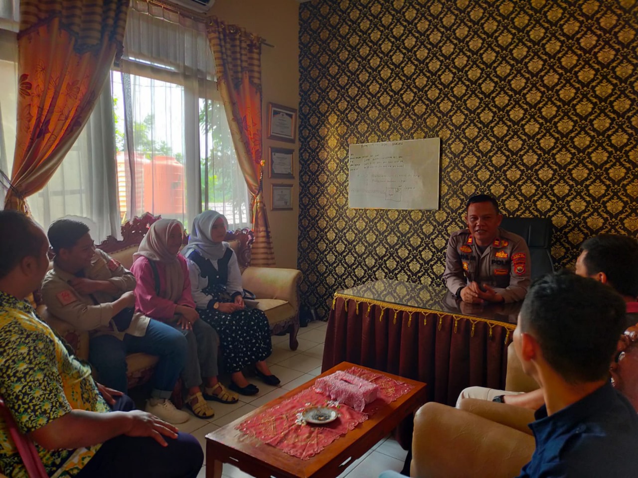 Kapolsek Batiknau Silaturahmi Bersama PPK Kecamatan Batiknau Untuk Pilkada 2024