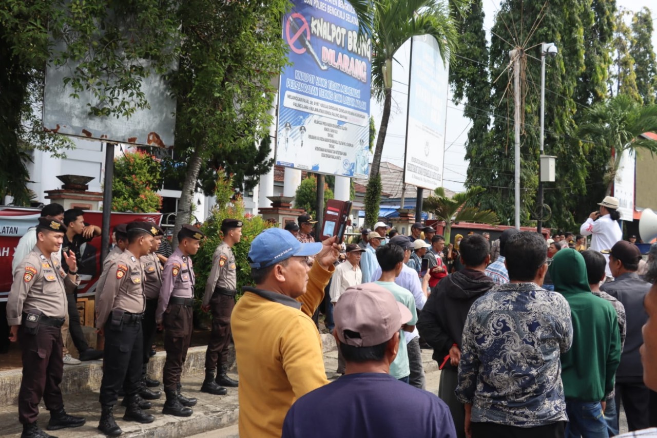 Polres BS Kawal Aksi Damai Ormas FPWK dan ASBS di DPRD Bengkulu Selatan 