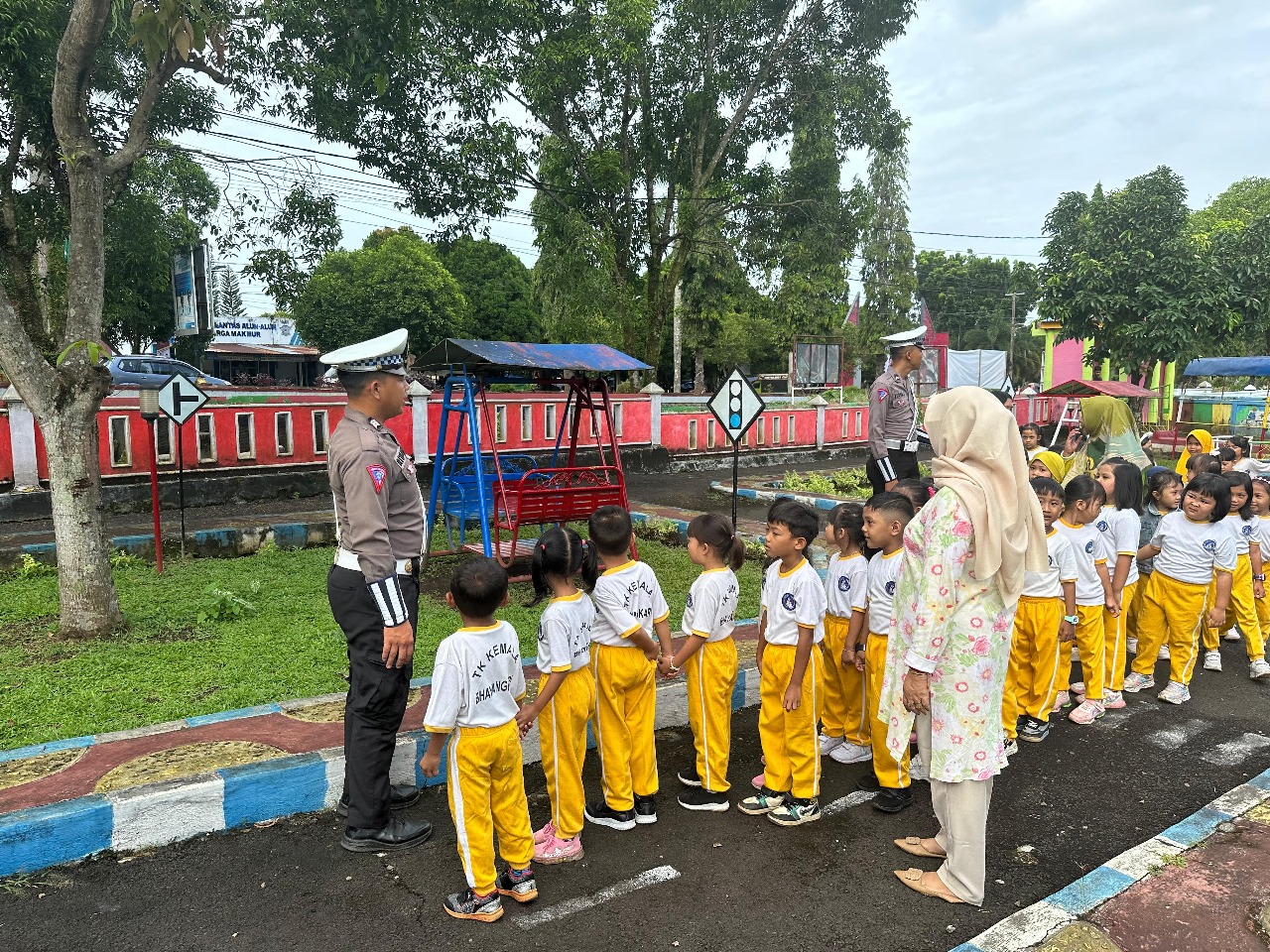 Personel Satlantas Polres Bengkulu Utara Edukasi Pelajar TK Kemala Bhayangkari BU Rambu-Rambu Lalu Lintas