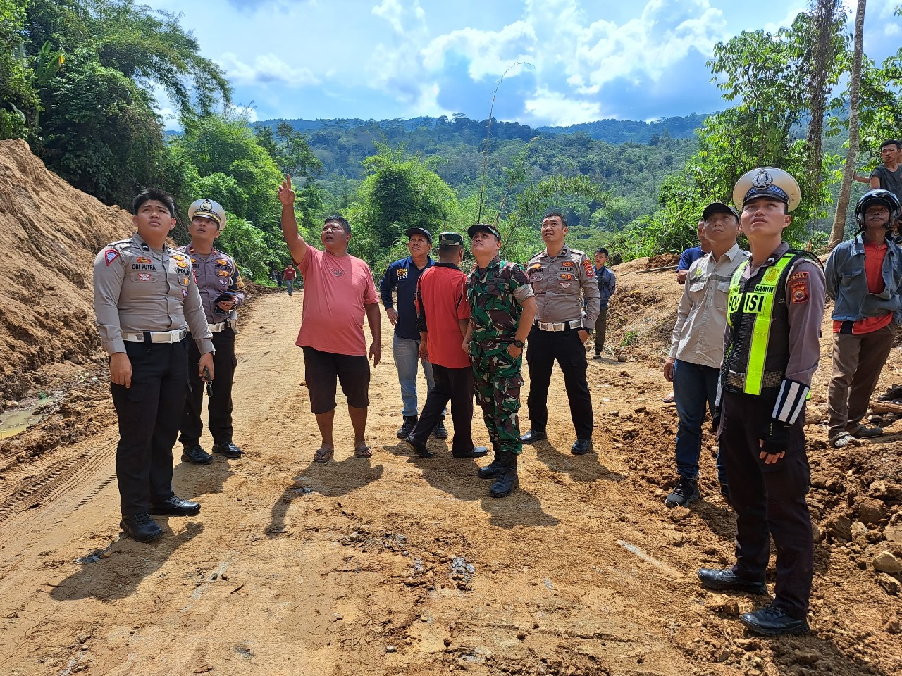 Personel Satlantas Polres Lebong Melaksanakan Pengaturan Lalin di Jalan Lintas Longsor
