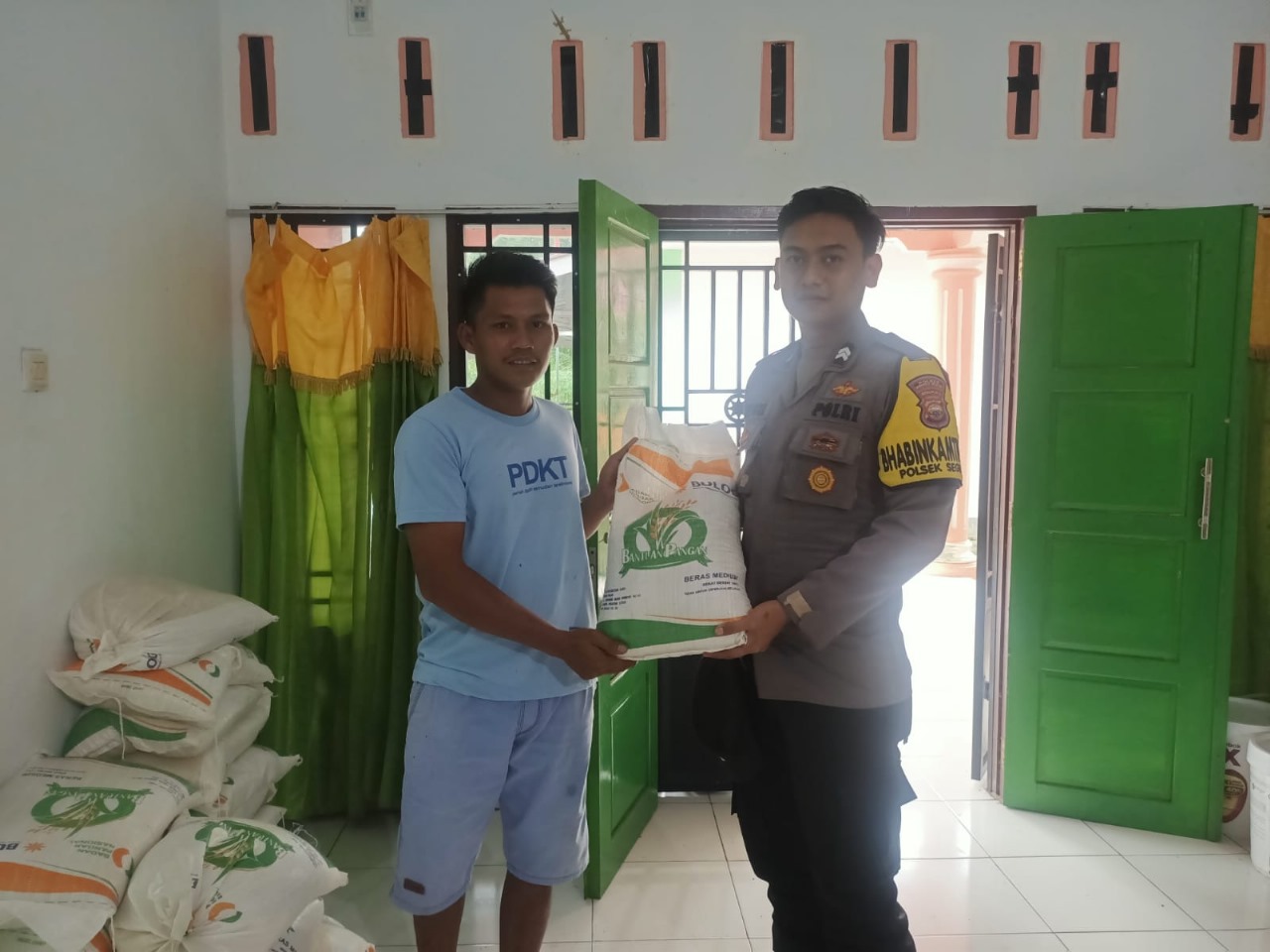 Wujudkan Rasa Aman, Bhabinkamtibmas Dampingi Penyaluran Beras Bantuan Pangan  