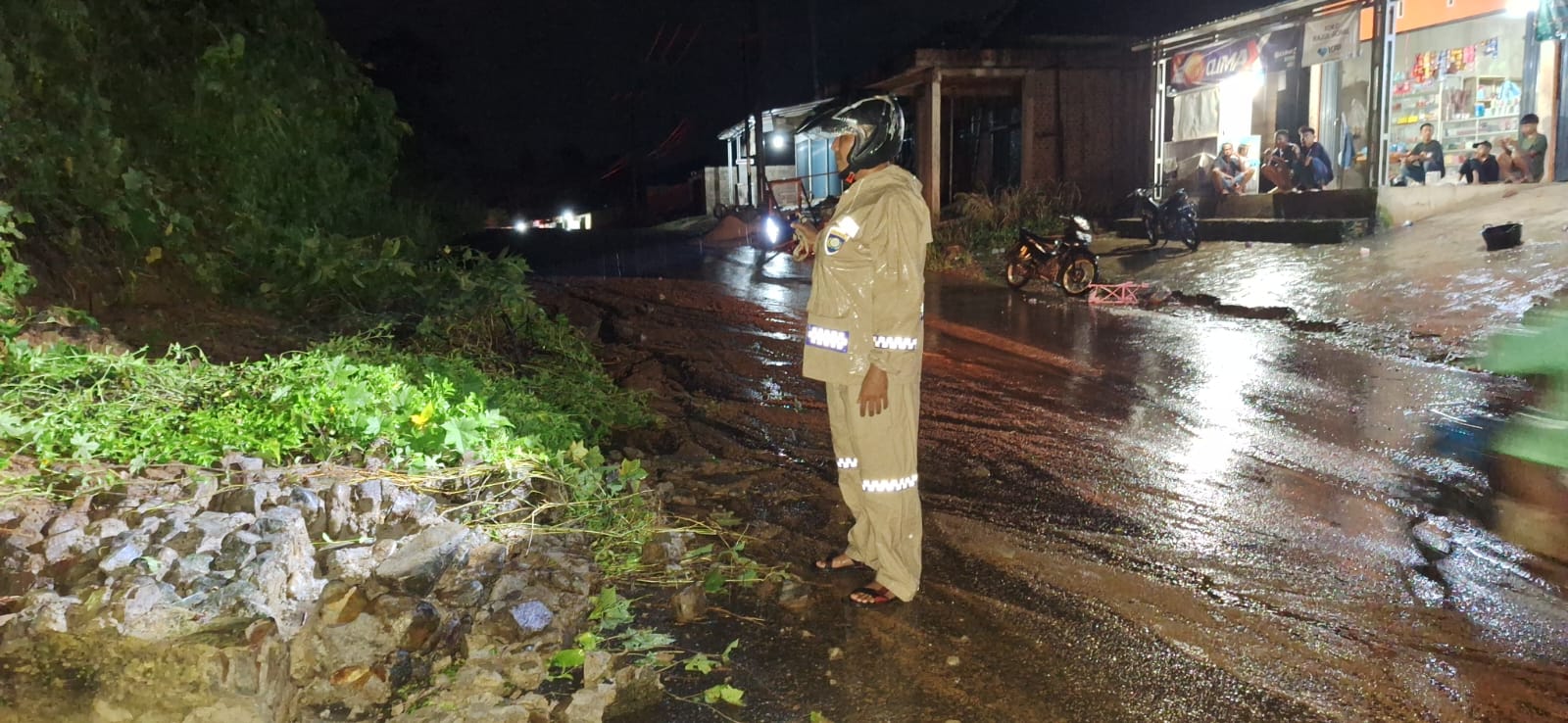 Curah Hujan Tinggi Sebabkan Tanah Longsor di Desa Tunggang