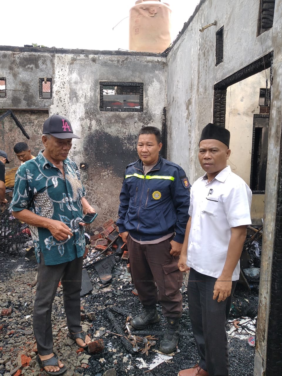 Bhabinkamtibmas Polsek Selebar Sambangi Rumah Warga yang Alami Kebakaran 
