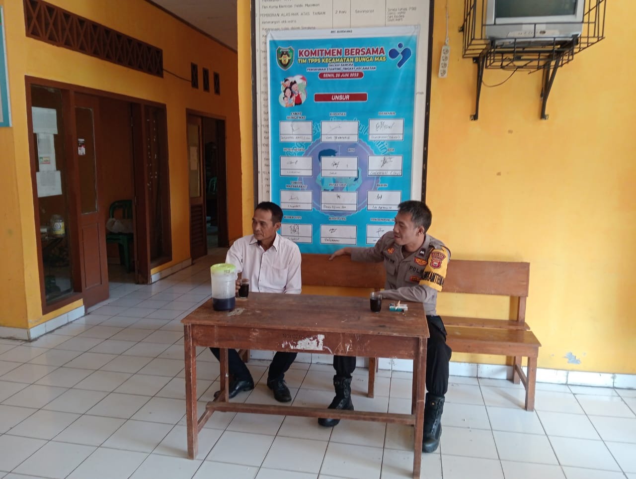 Sambangi Masyarakat untuk Wujudkan Kamtibmas yang Kondusif, Bhabinkamtibmas Sampaikan Pesan Kamtibmas  