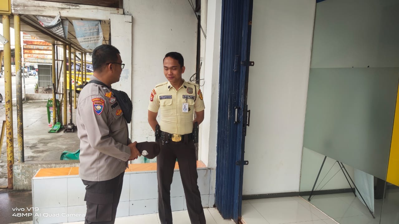 Bhabinkamtibmas Sambangi Security  Bank Mandiri Manna, Ingatkan agar selalu Waspada dalam Bertugas