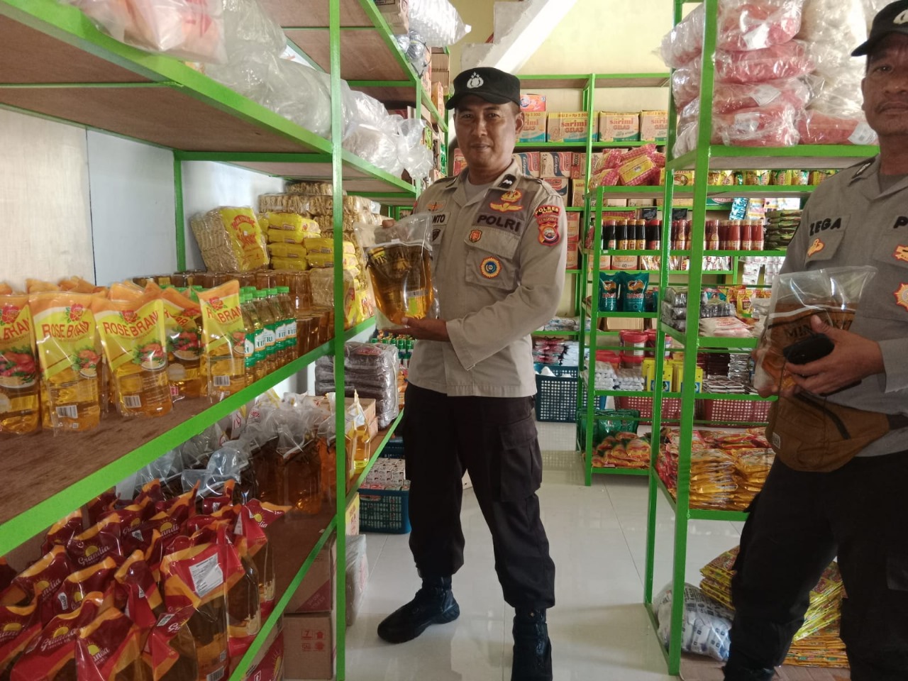 Personel Polsek Maje Cek Ketersedian Bahan Sembako dan Minyak Goreng 