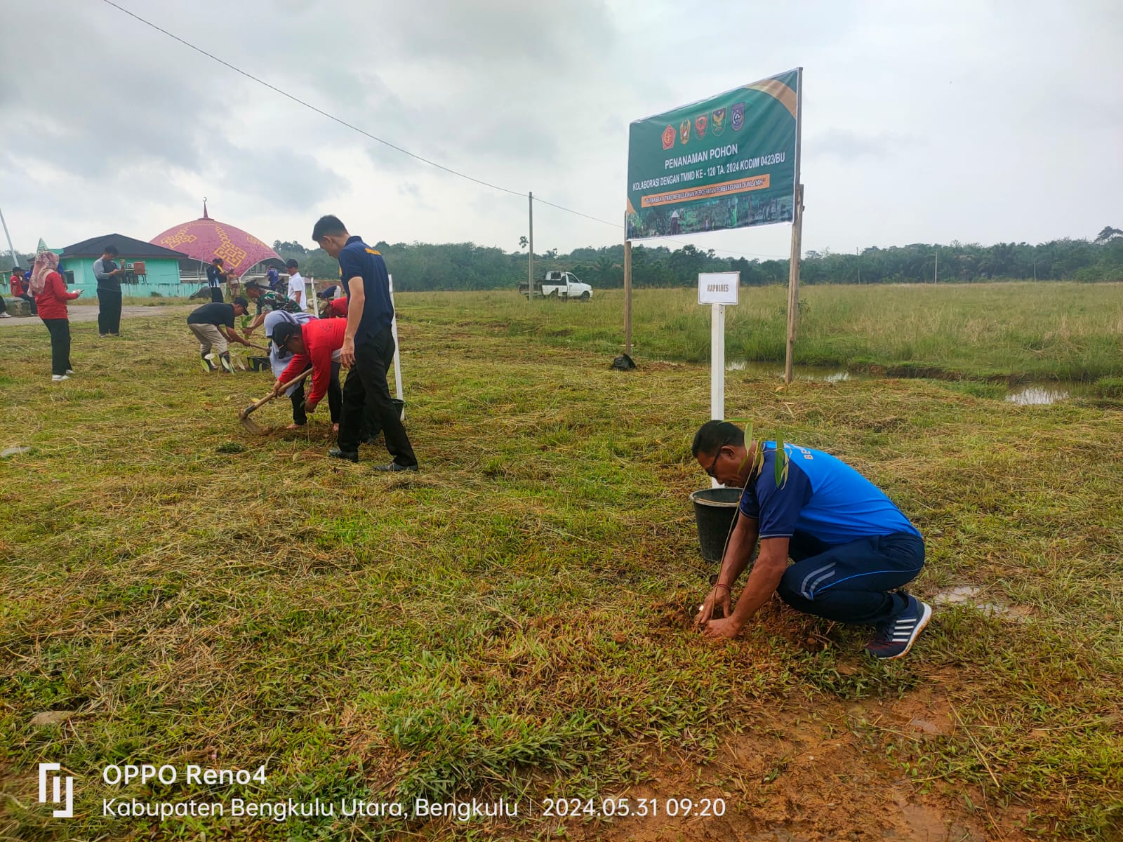 Polsek Ketahun dan Kodim Lakukan Karya Bhakti Penanaman Pohon Dalam Rangka TMMD Ke-120