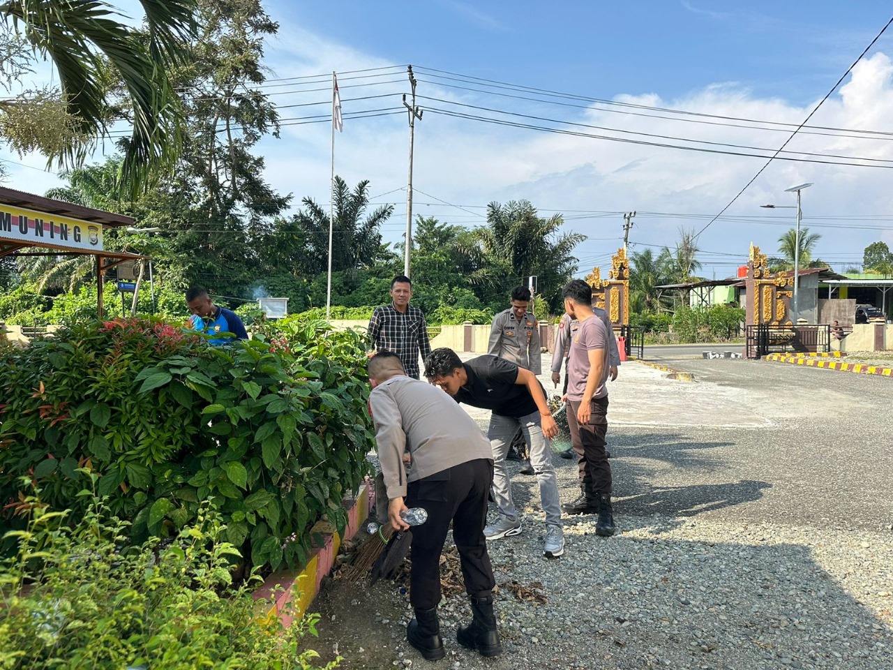 Polsek Tanjung Kemuning Kebersihan Seputaran Lingkungan Mako 