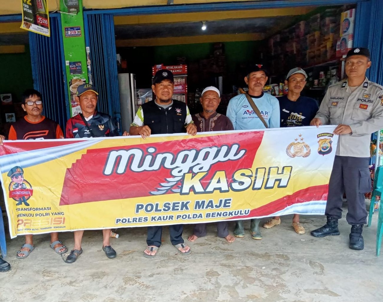Kegiatan Minggu Kasih, Personel Polsek Maje Bersama Warga Desa Tanjung Baru 
