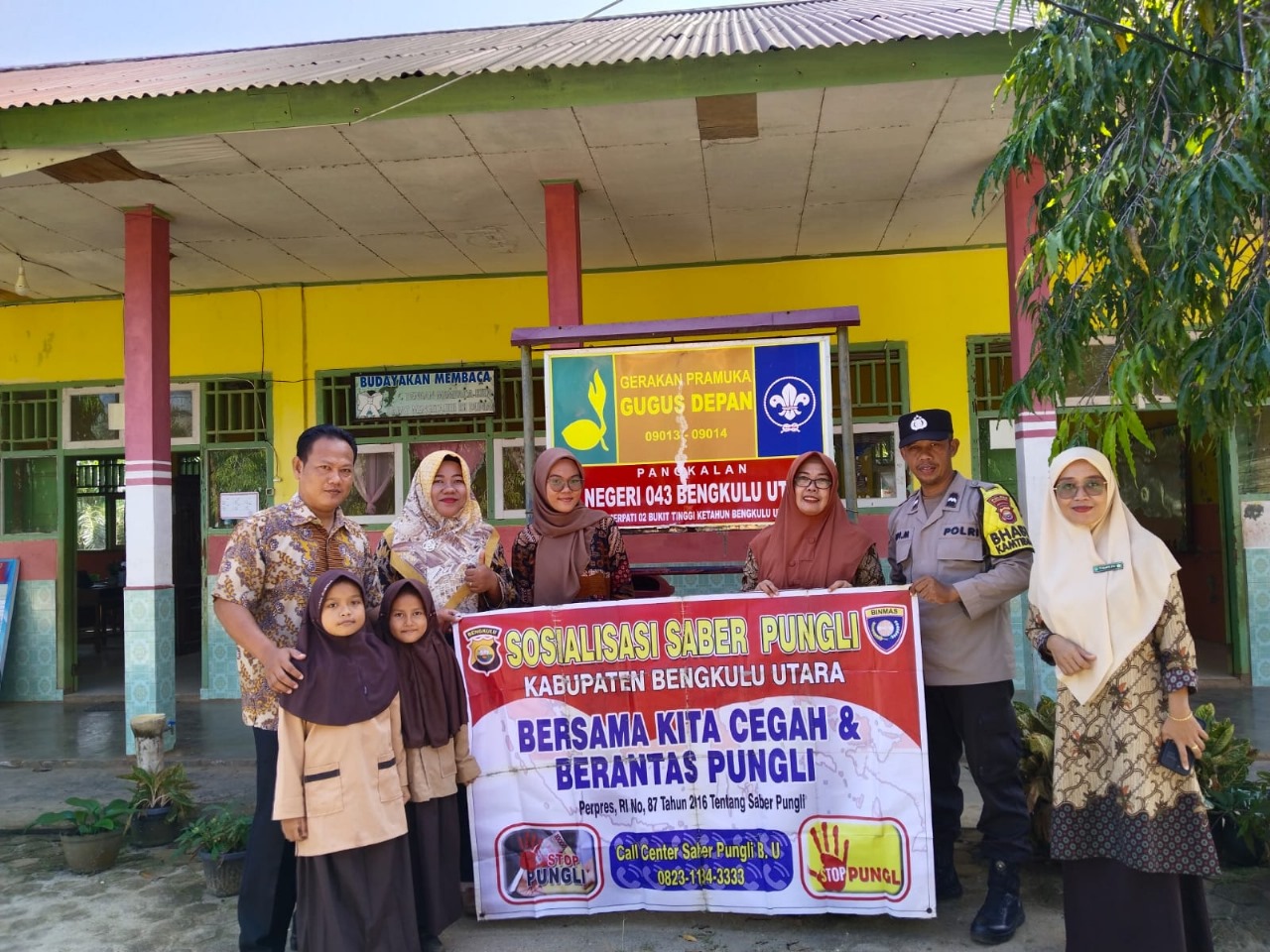 Bhabinkamtibmas Polsek Ketahun Sosialisasi Saber Pungli Bersama Guru