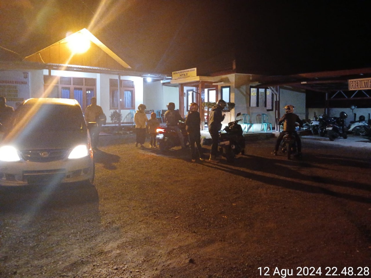 Berikan Pengamanan, Personel Polsek Sindang Kelingi Laksanakan Pengawalan kepada Pengendara Motor 