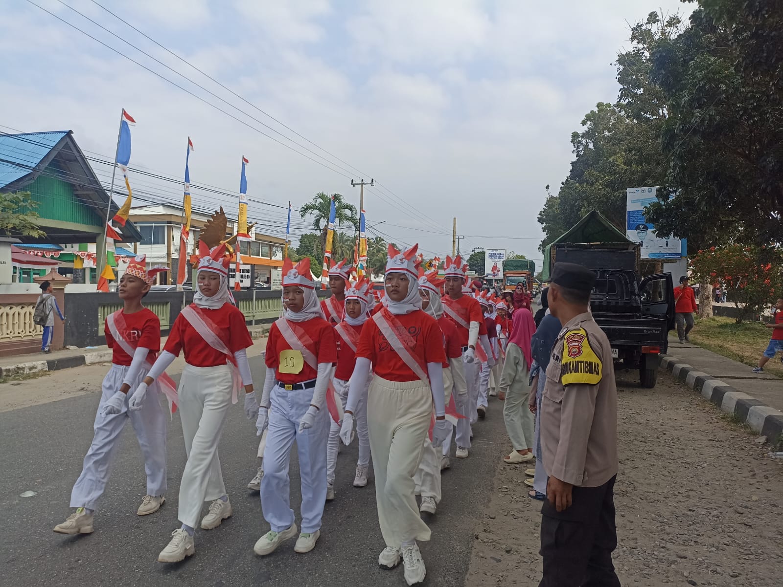 Polsek Kaur Selatan Laksanakan Pengamanan Gerak Jalan Tingkat SD dan SMP
