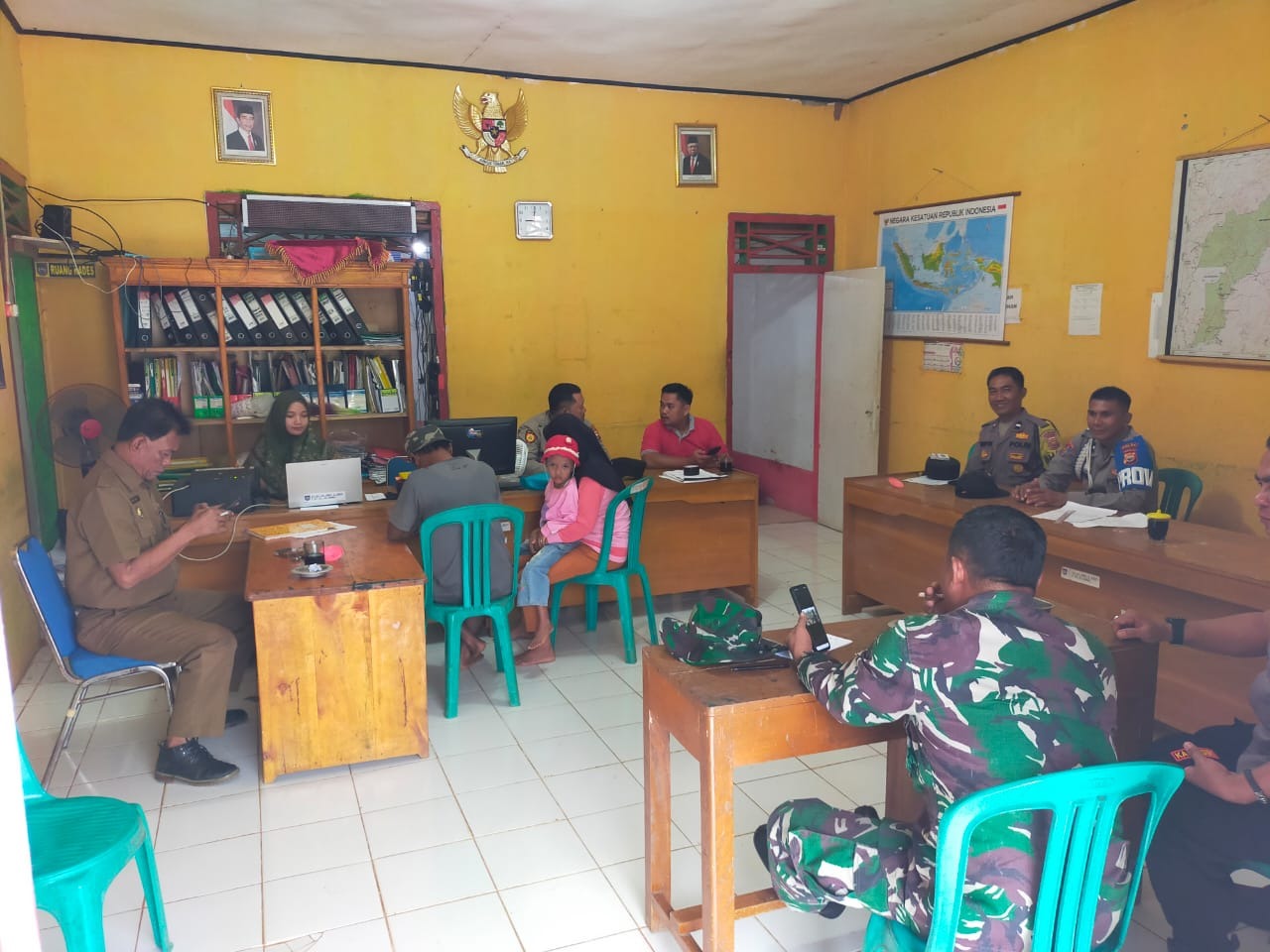 Jaga Silaturahmi dan Kemitraan, Kapolsek dan Bhabinkamtibmas Sambangi Kantor Desa