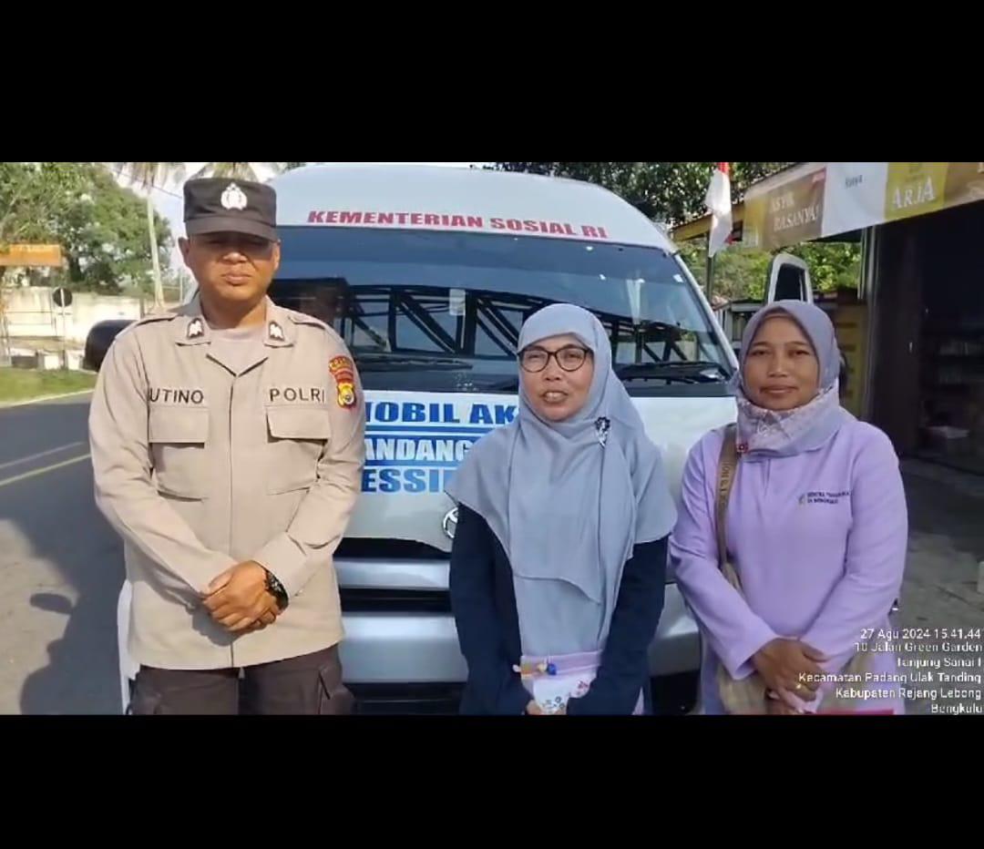 Jaga Kamtibmas Aman di Jalur Lintas, Polsek Sindang Kelingi Berikan Pengawalan kepada Pengendara 