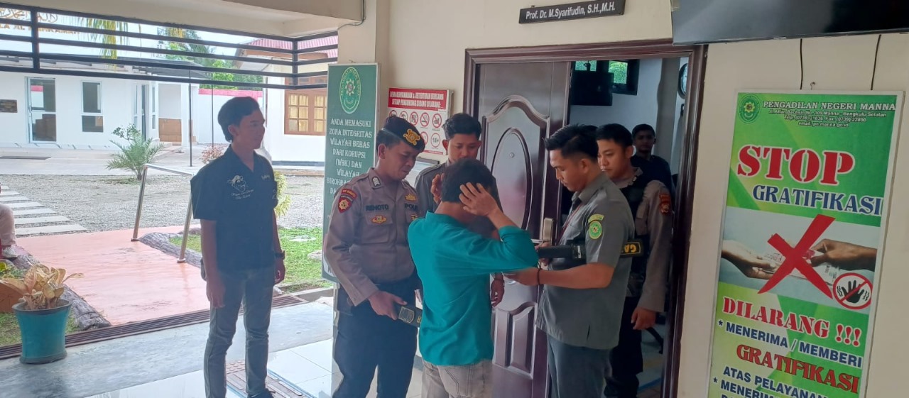 Personel Gabungan Polres Bengkulu Selatan Lakukan Pengamanan Pelaksanaan Sidang Tindak Pidana Penganiayaan 