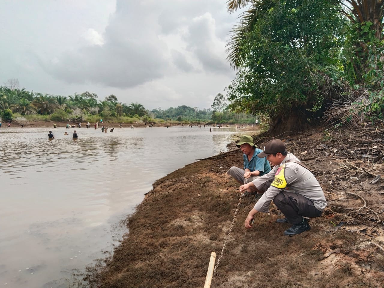 Bhabinkamtibmas Polsek Pino Wakili Kapolsek dampingi Warga Majukan Kearifan Lokal Desa Binaan